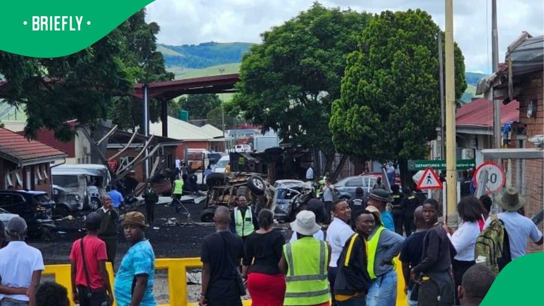 The Oshoek border post has been closed following the accident. The Oshoek border post has been closed following the accident.