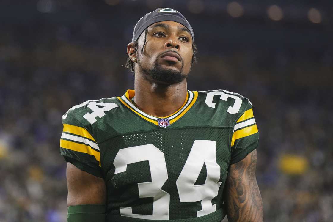 Jonathan Owens at Lambeau Field in Green Bay, Wisconsin