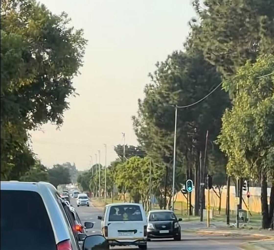 A taxi drove on the wrong side of the road, causing a stir among South Africans.