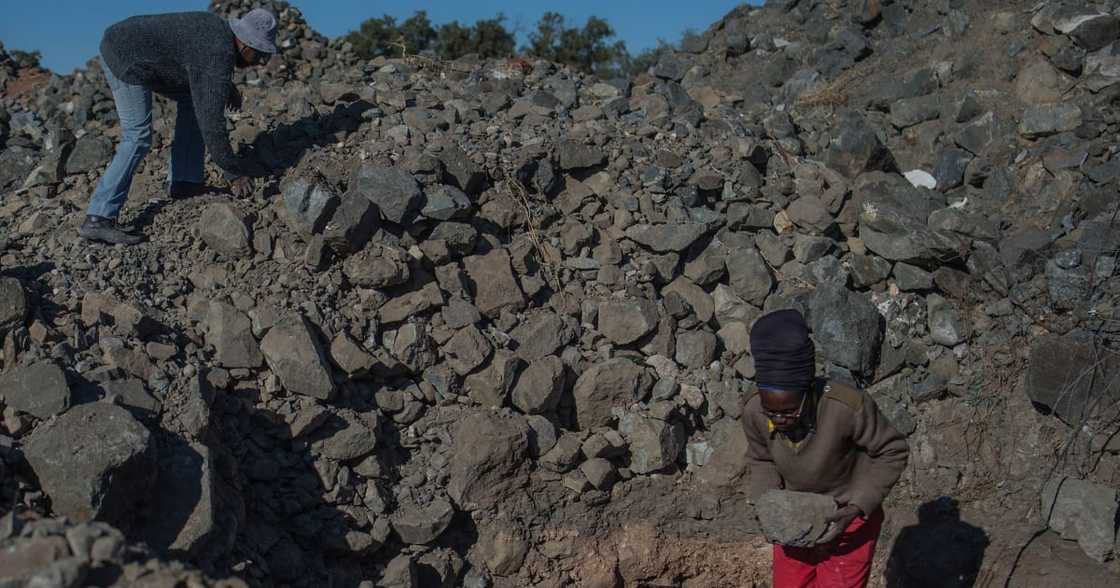 KwaHlati, diamonds, quartz crystals, illegal mining, Ladysmith