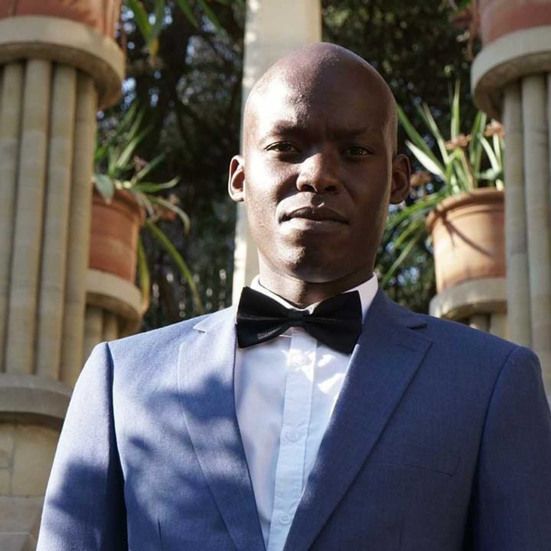Fans comfort Thapelo Sebogodi after his father's death