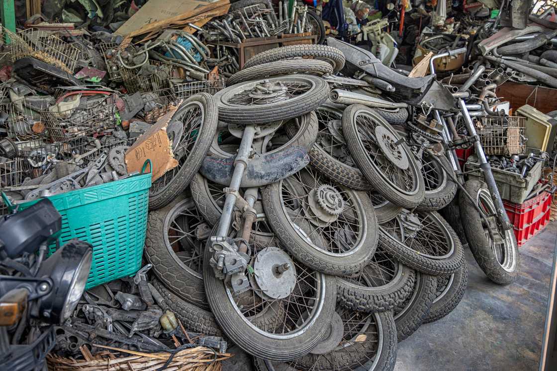 Man makes motorbike with scrap materials Man makes motorbike with scrap materials