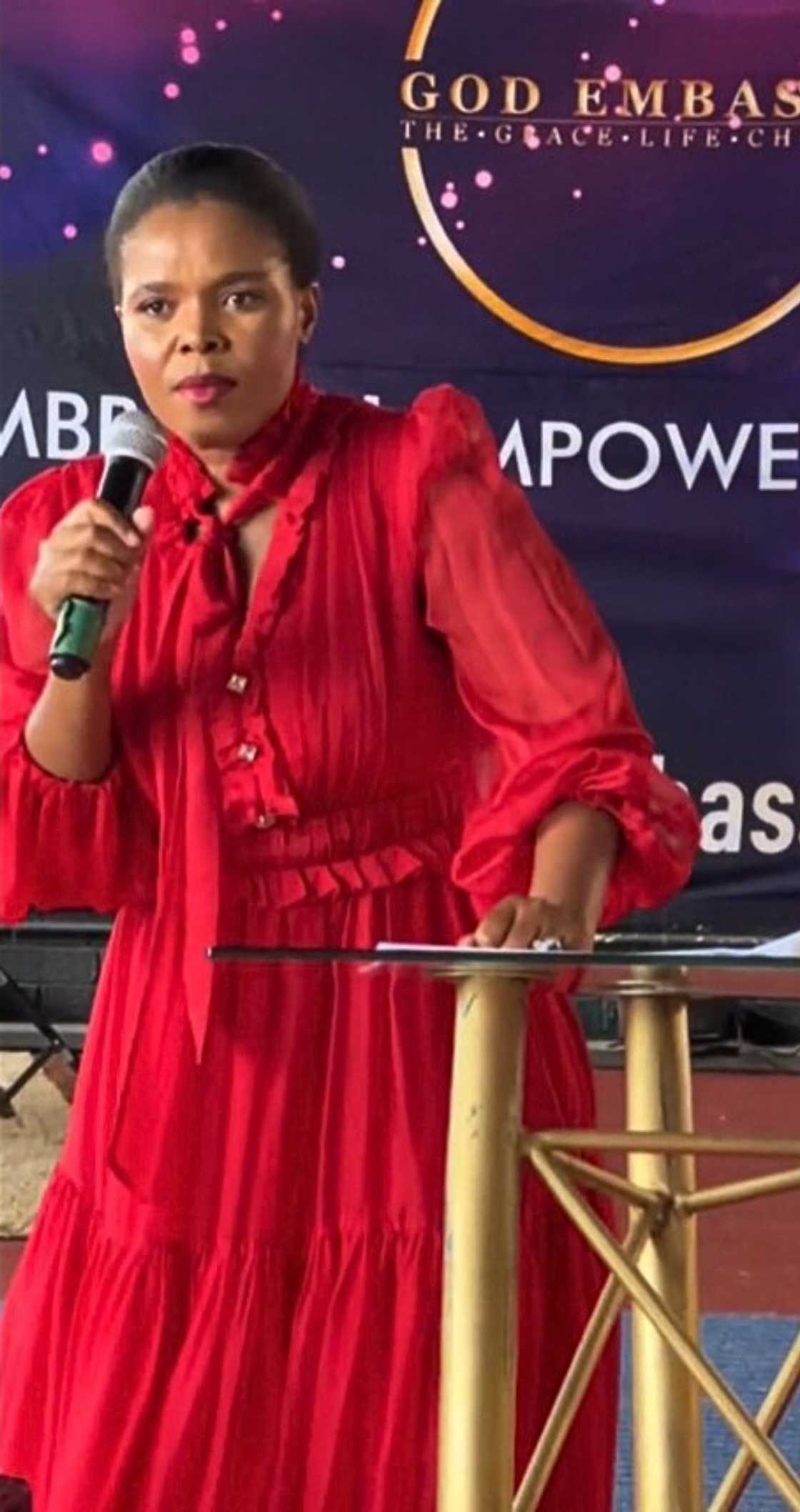 Woman teaching daughter to serve husband often takes to the pulpit Woman teaching daughter to serve husband often takes to the pulpit