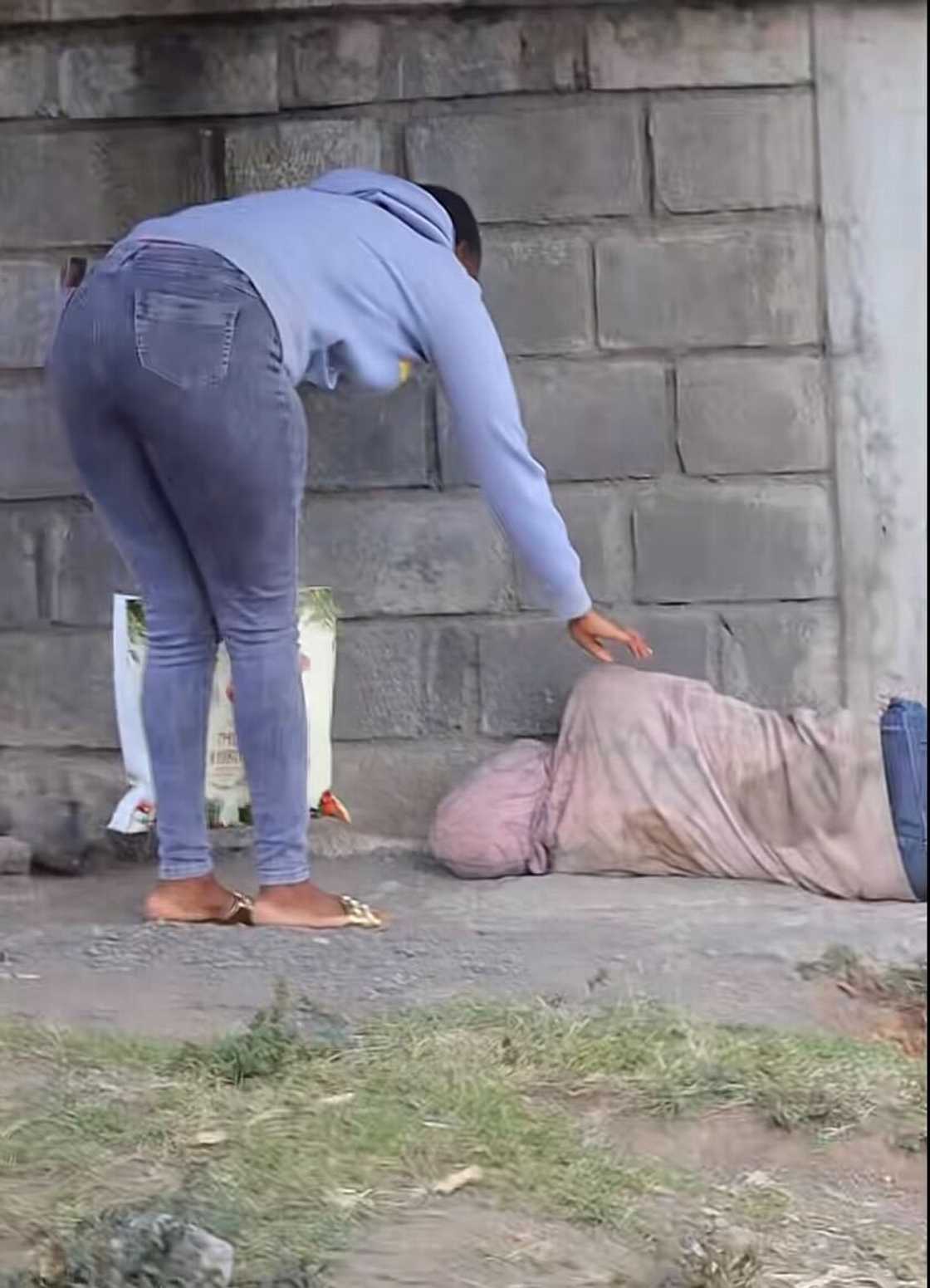 A woman was seen waking up a homeless person to hand them food in a TikTok video.