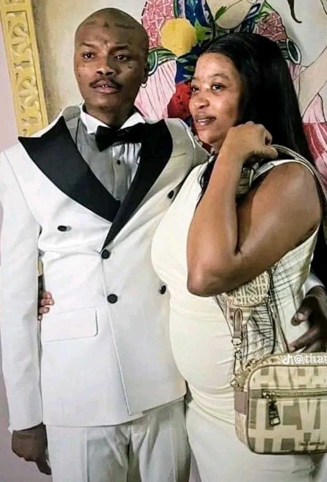 Shebeshxt is apparently cheating on his girlfriend Shebeshxt is apparently cheating on his girlfriend