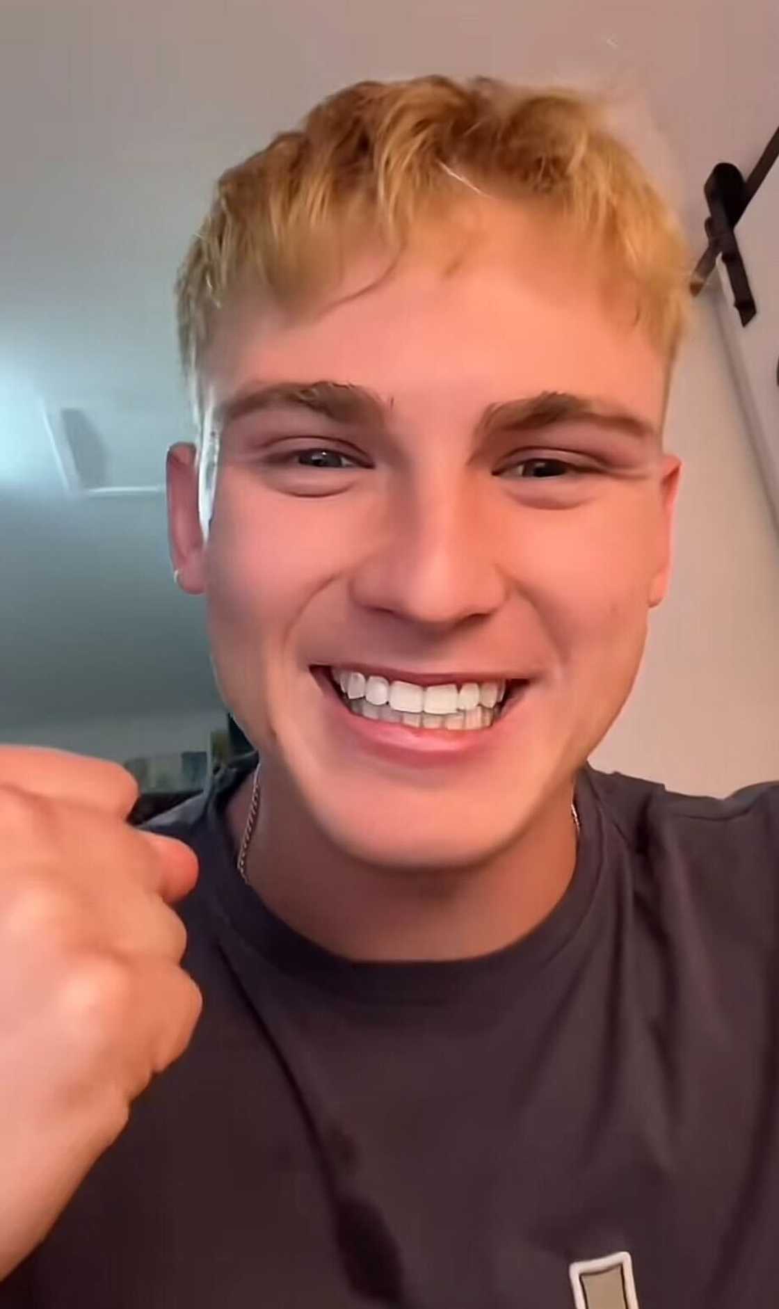 A man in South Africa crashed out over the price of sour worms, which left Mzansi outraged. A man in South Africa crashed out over the price of sour worms, which left Mzansi outraged.