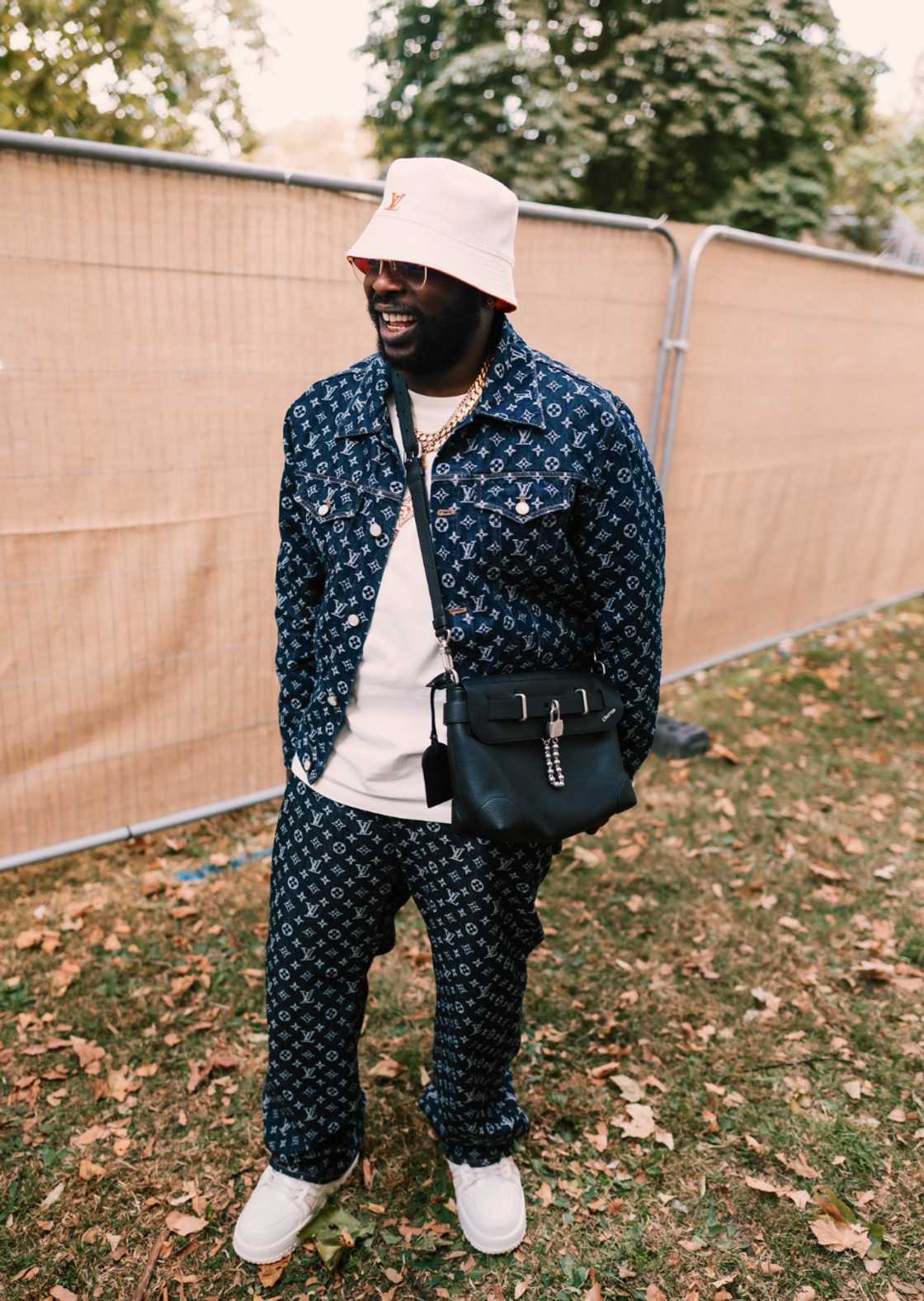 Mzansi called DJ Maphorisa greedy for his unusual features in Mlindo The Vocalist's album Mzansi called DJ Maphorisa greedy for his unusual features in Mlindo The Vocalist's album