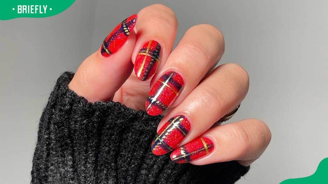 Red plaids nails