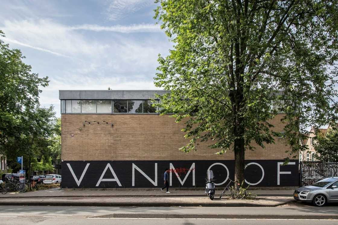 VanMoof, the so-called Tesla of e-bikes, has fallen into bankruptcy after burning through cash disappointing reliability VanMoof, the so-called Tesla of e-bikes, has fallen into bankruptcy after burning through cash disappointing reliability