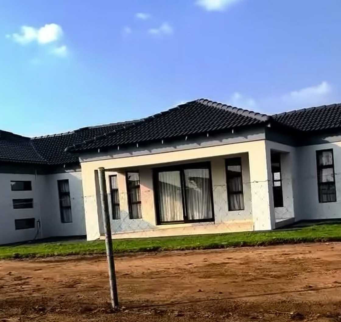 A village house with so many windows caused a huge online stir. A village house with so many windows caused a huge online stir.
