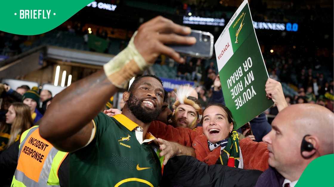 Siya Kolisi shares a picture with fans.