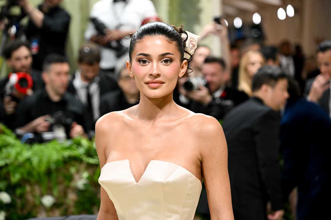 Kylie Jenner at the Met Gala: "Sleeping Beauties: Reawakening Fashion" held at The Metropolitan Museum of Art in New York City Kylie Jenner at the Met Gala: "Sleeping Beauties: Reawakening Fashion" held at The Metropolitan Museum of Art in New York City