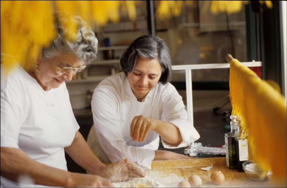 Nadia and her mother-in-law Bruna making pasta