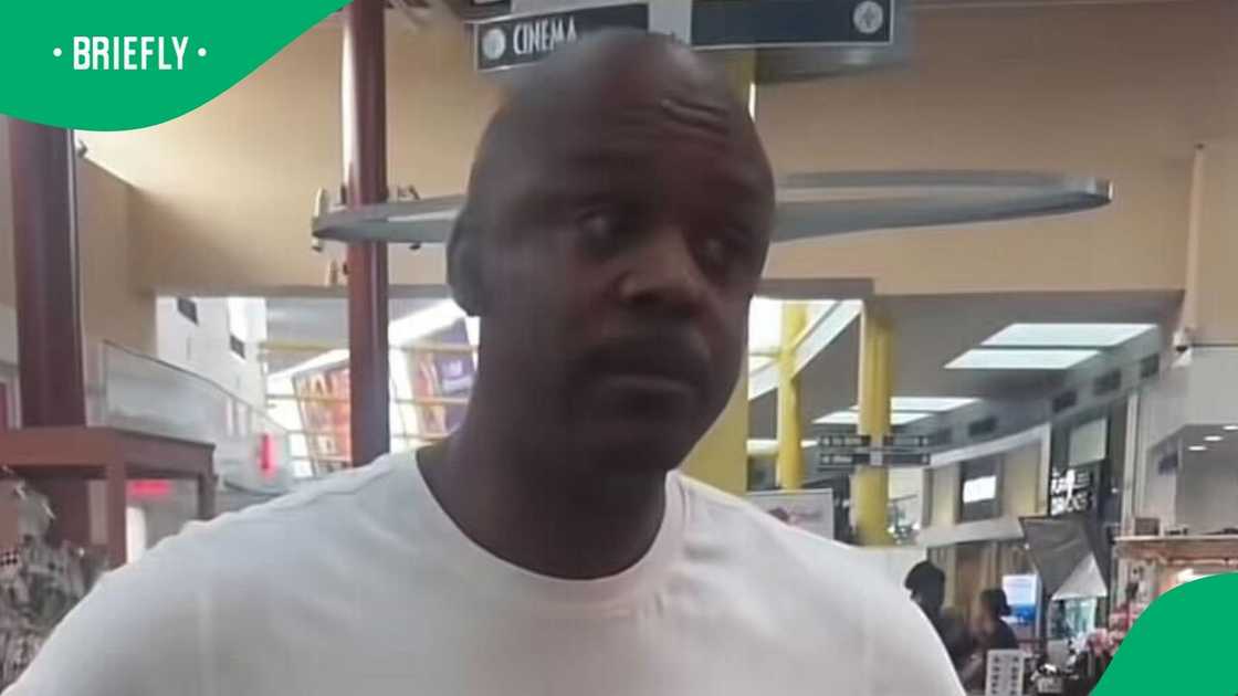 An American man was caught by his wife with a secret family at the mall, and the confrontation was heated. An American man was caught by his wife with a secret family at the mall, and the confrontation was heated.