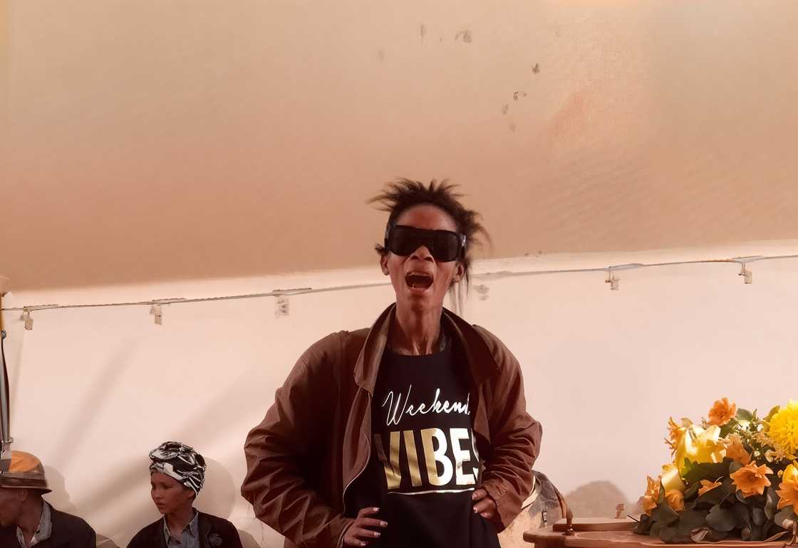 A woman's tribute entertained online users and left mourners laughing, amusing South Africans in a viral video. A woman's tribute entertained online users and left mourners laughing, amusing South Africans in a viral video.