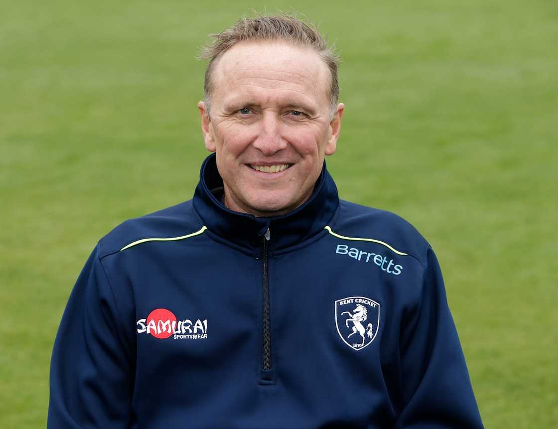 Allan Donald's bowling action Allan Donald's bowling action