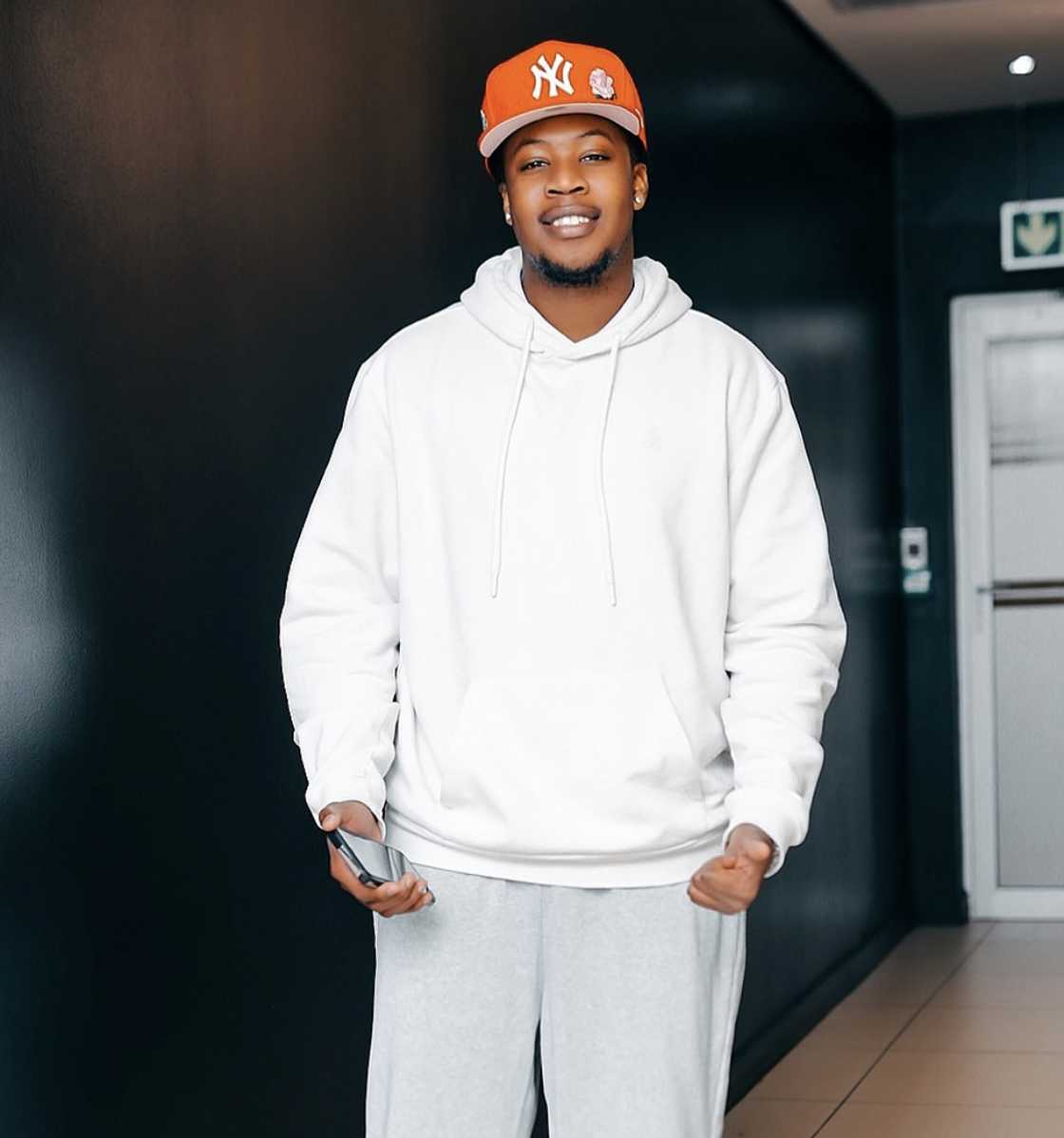 Fans congratulated Mawelele on his Metro FM Music Awards Fans congratulated Mawelele on his Metro FM Music Awards