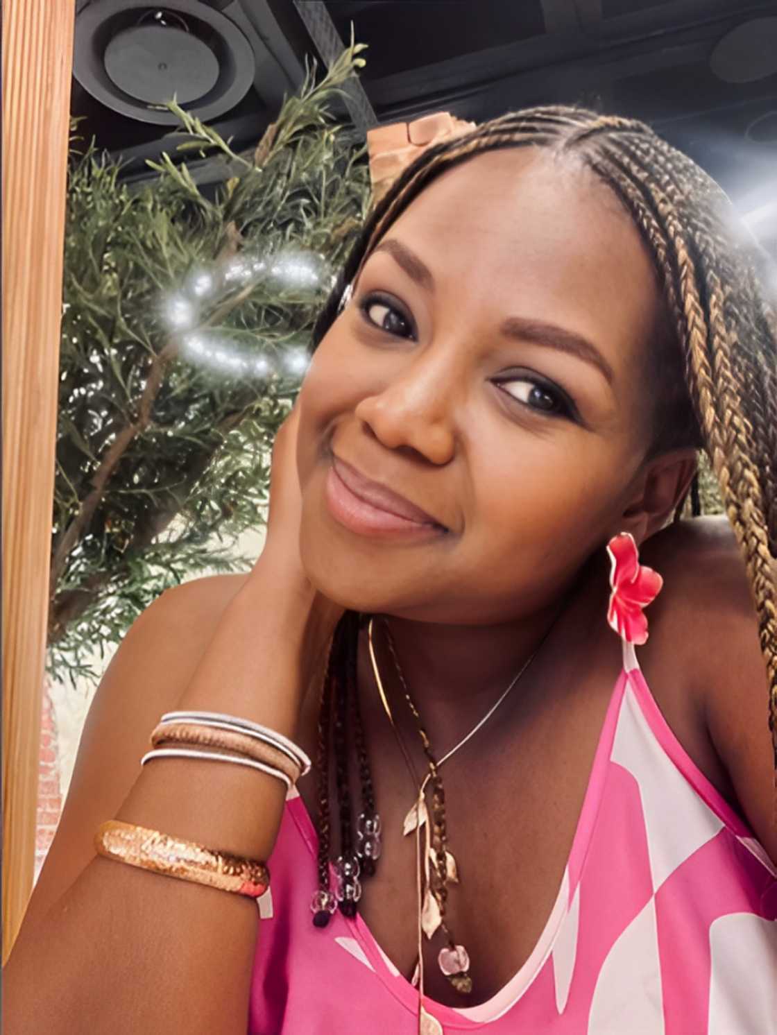 Nokuthula showed love to her friend Mpho Molepo.