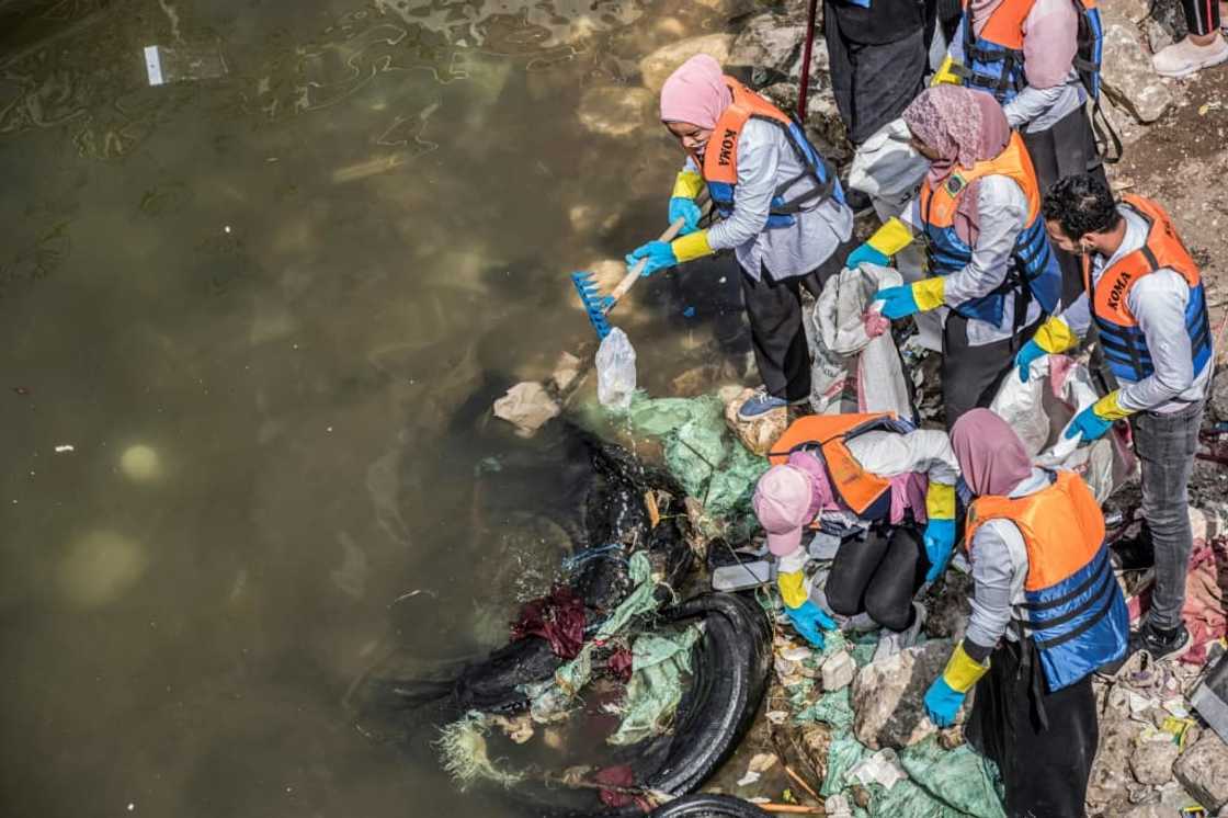 Volunteers collect garbage from the Nile in Egypt's capital Cairo in a clean-up campaign, on March 7, 2020 Volunteers collect garbage from the Nile in Egypt's capital Cairo in a clean-up campaign, on March 7, 2020