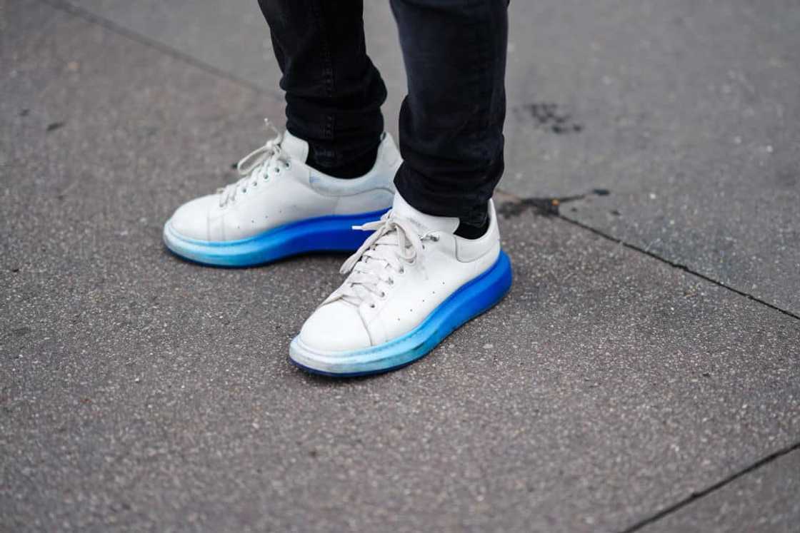 Oversized white/blue sneakers