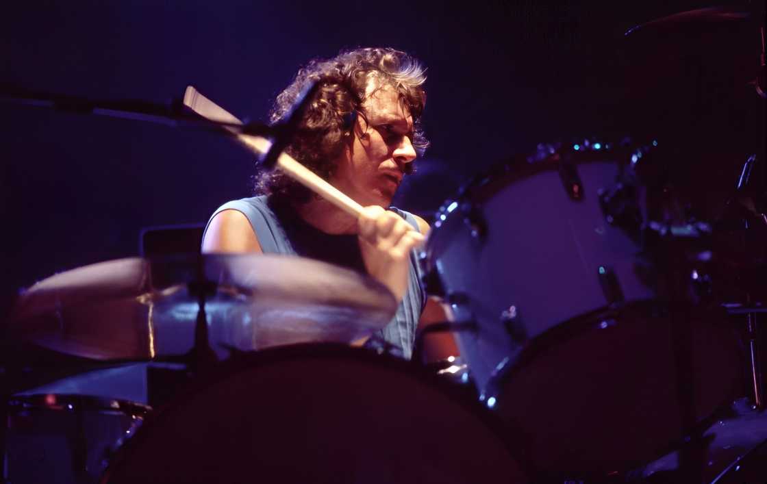 Dennis Elliott Dennis Elliott