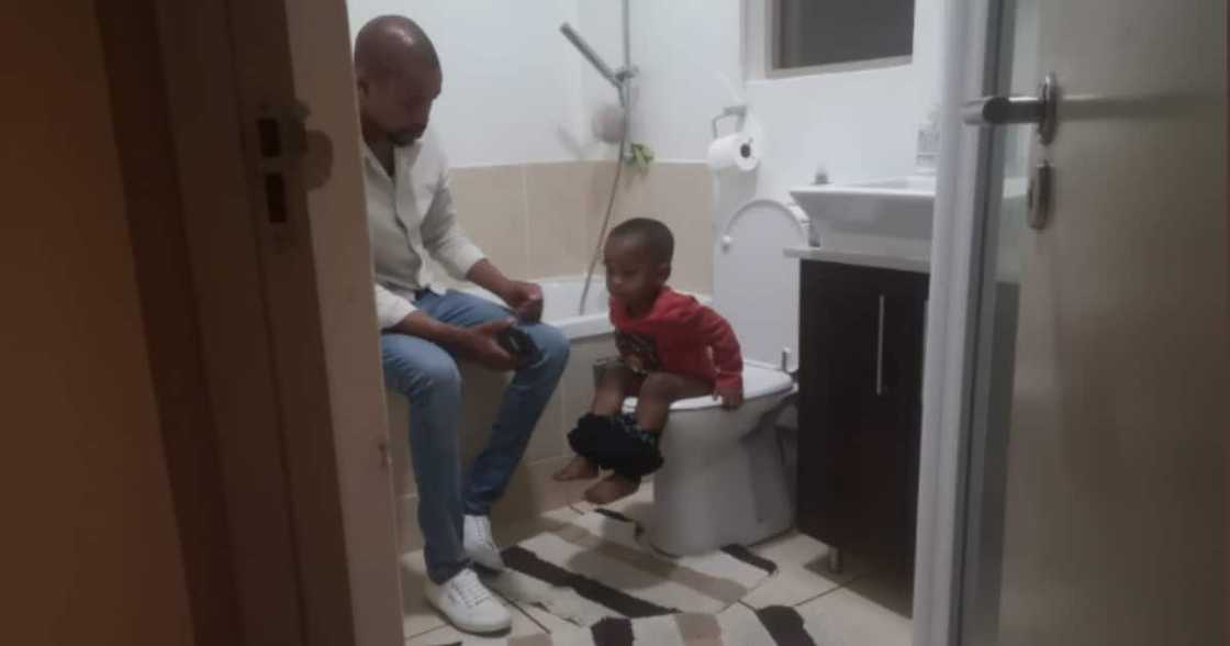 LOL: Dad Holds Phone While Son Takes Poo, Has Parents Sharing #PottyTrainingFails LOL: Dad Holds Phone While Son Takes Poo, Has Parents Sharing #PottyTrainingFails