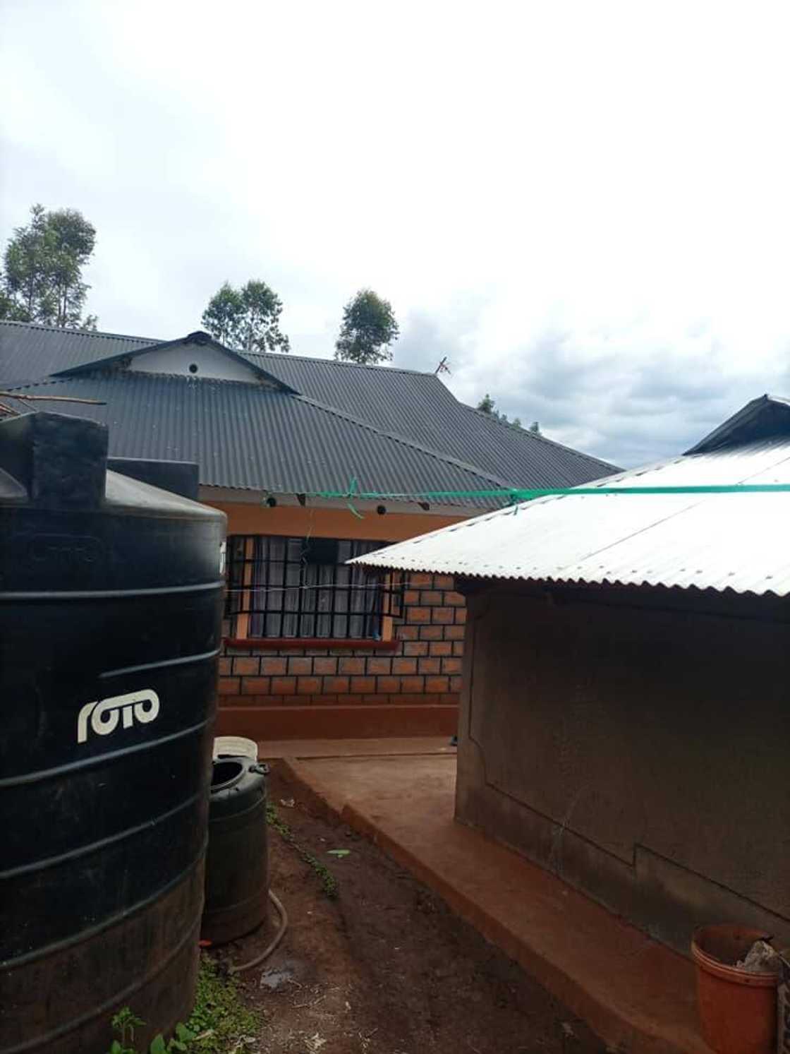 Woman who grew up in mud-walled house builds parents beautiful bungalow Woman who grew up in mud-walled house builds parents beautiful bungalow