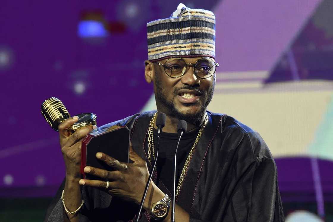 2Baba hangs out with another woman 2Baba hangs out with another woman