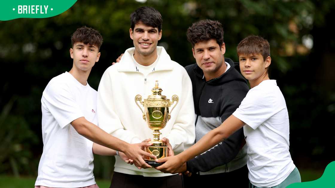 Carlos Alcaraz alongside his brothers