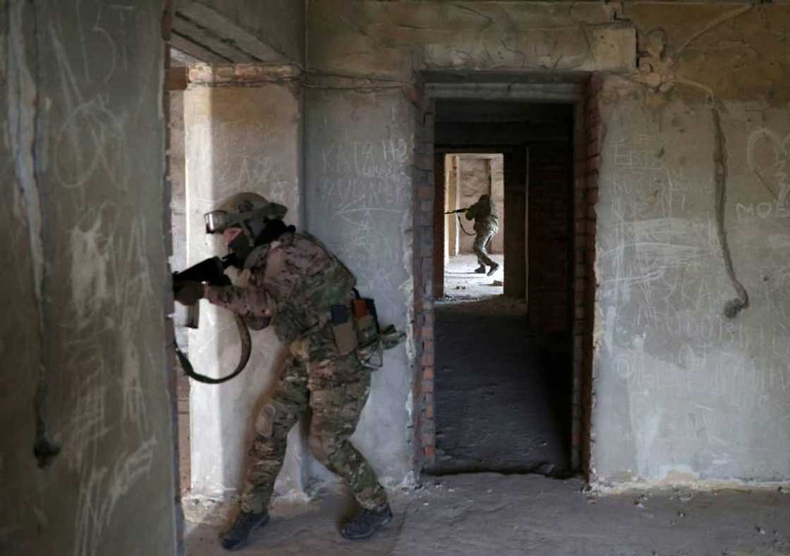 Ukrainian soldiers train in an abandoned building in Sloviansk Ukrainian soldiers train in an abandoned building in Sloviansk