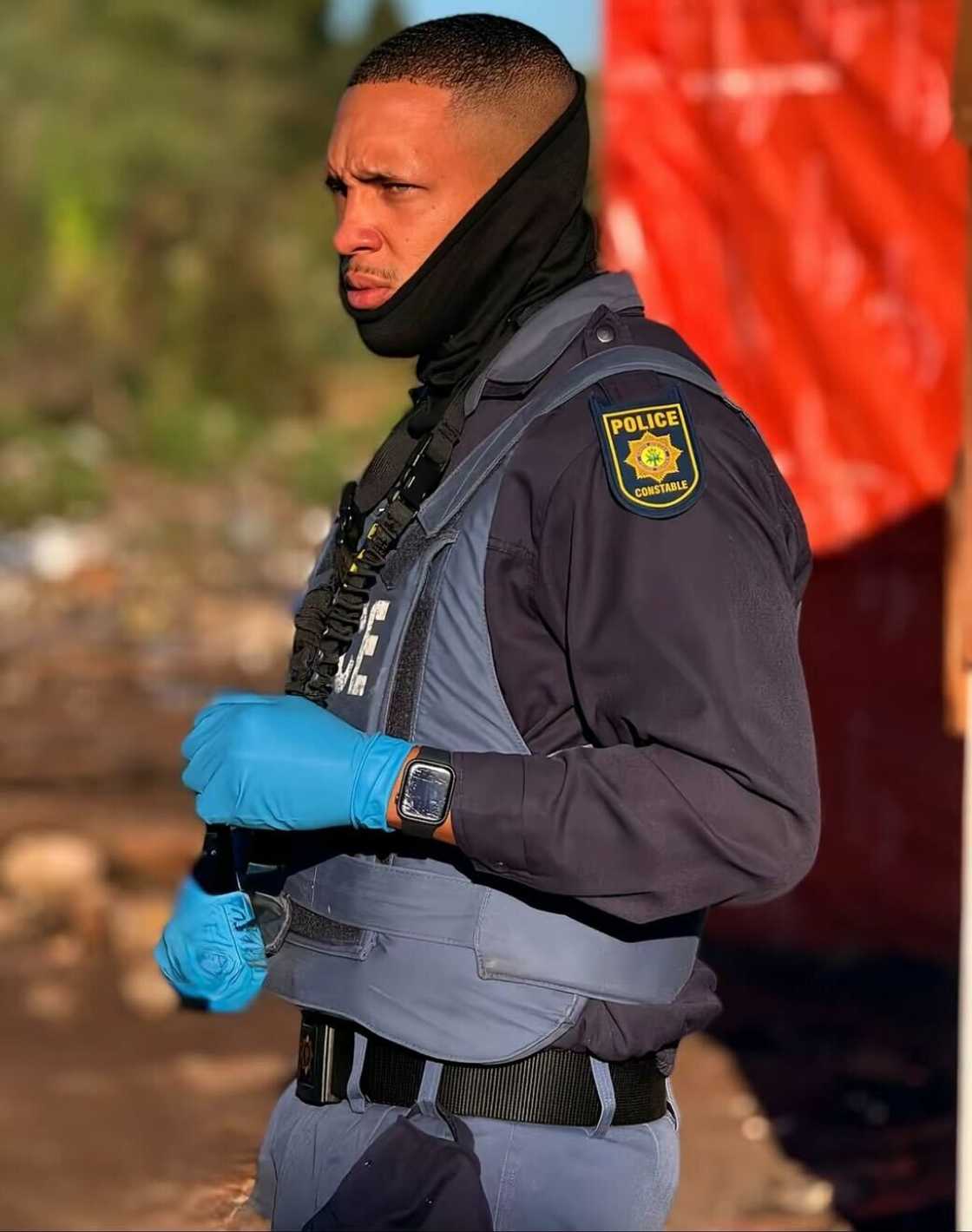 A South African Police officer left Mzansi women swooning.