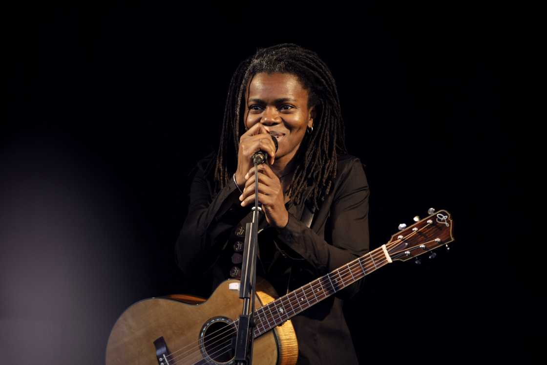 Tracy Chapman singing onstage Tracy Chapman singing onstage