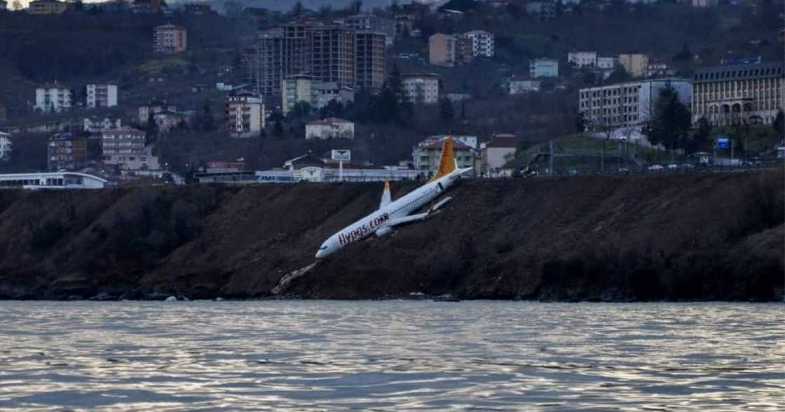 Plane, Crash, Sea, Water, Passengers, Scary, Life threatening, Social media, Twitter Plane, Crash, Sea, Water, Passengers, Scary, Life threatening, Social media, Twitter