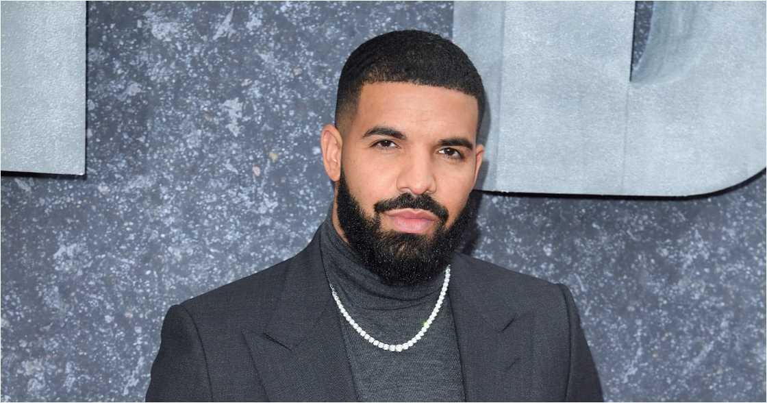 Drake becomes the 1st artist to hit a billion streams Drake becomes the 1st artist to hit a billion streams