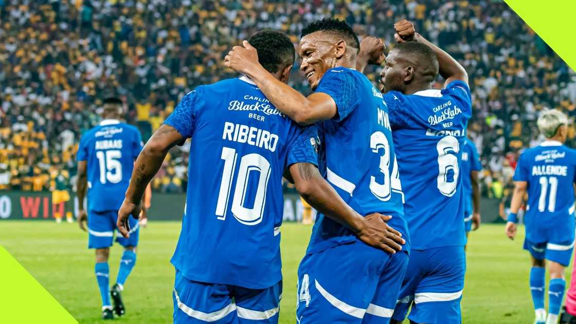 Mamelodi Sundowns celebrate their 4-0 victory over Kaizer Chiefs. Mamelodi Sundowns celebrate their 4-0 victory over Kaizer Chiefs.