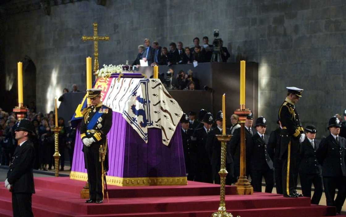 Some 200,000 members of the public filed past the coffin of the queen's mother after her death in 2002 Some 200,000 members of the public filed past the coffin of the queen's mother after her death in 2002