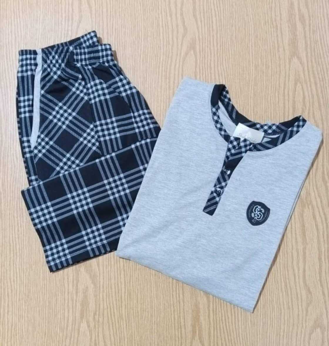 A set of checked navy blue pajama set A set of checked navy blue pajama set