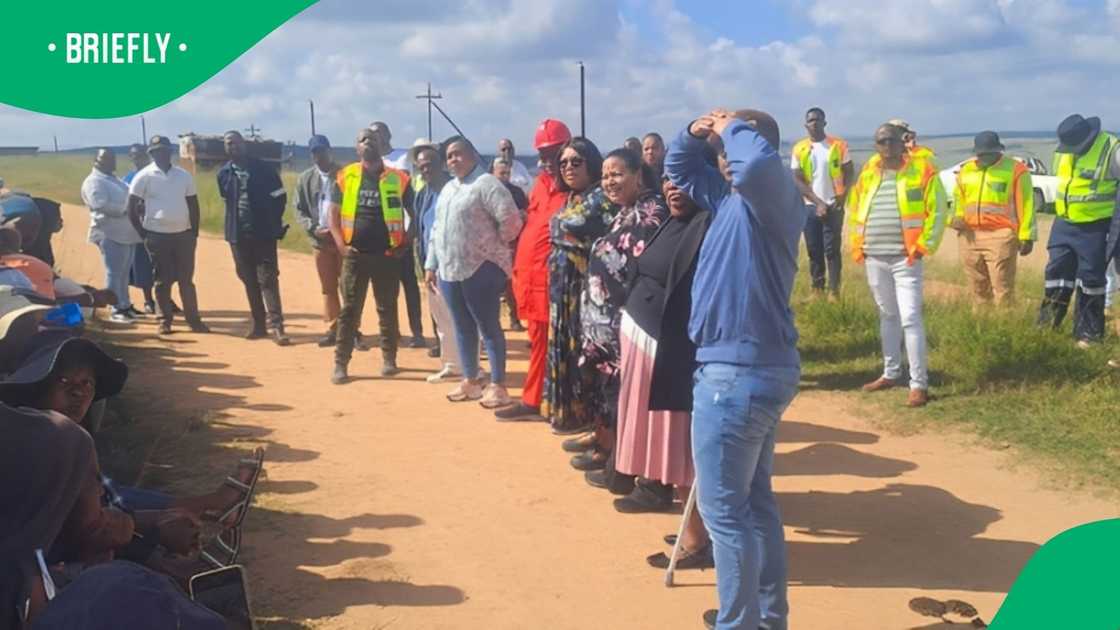 Community members protested the oversight visit of a school in Mkhondo Community members protested the oversight visit of a school in Mkhondo