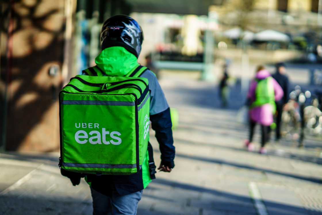 An Uber Eats driver amused Mzansi with his impressive dance skills at a groove. An Uber Eats driver amused Mzansi with his impressive dance skills at a groove.