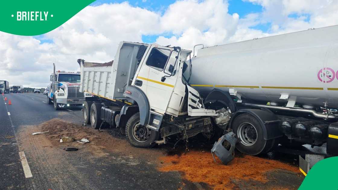 The fire department worked tirelessly to free a driver who was trapped in the wreckage of the N3 accident The fire department worked tirelessly to free a driver who was trapped in the wreckage of the N3 accident