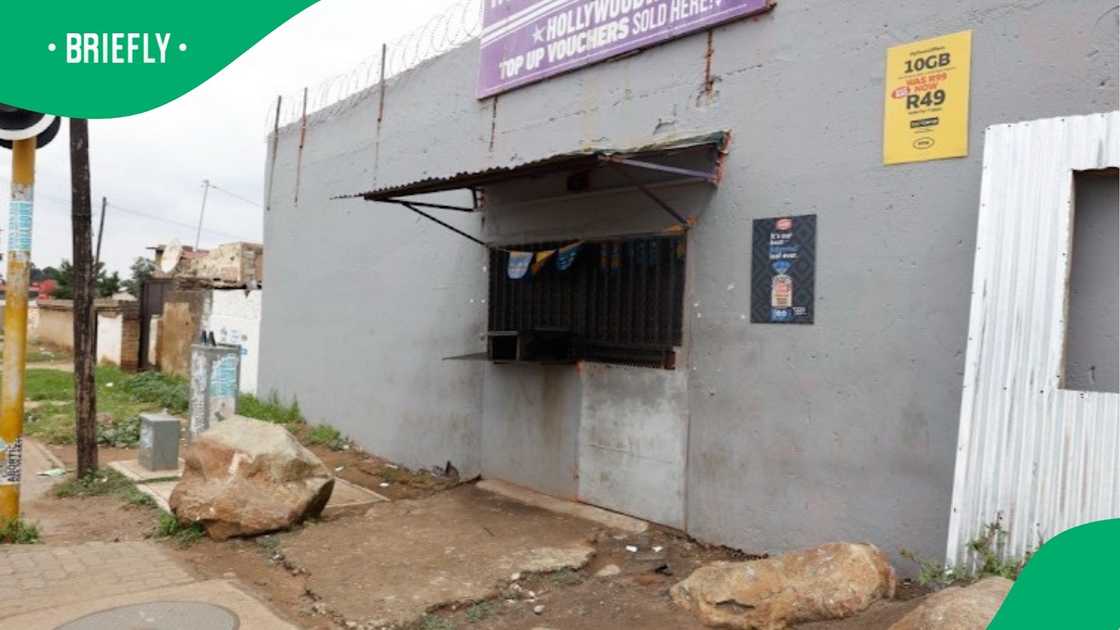 The community shut down nearby shops in the area, calling for the government to intervene The community shut down nearby shops in the area, calling for the government to intervene