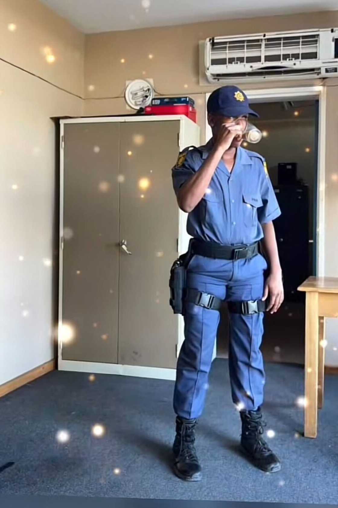 Mzansi was impressed by the stunning pencil drawing of famous figures showcased by a South African police officer. Mzansi was impressed by the stunning pencil drawing of famous figures showcased by a South African police officer.