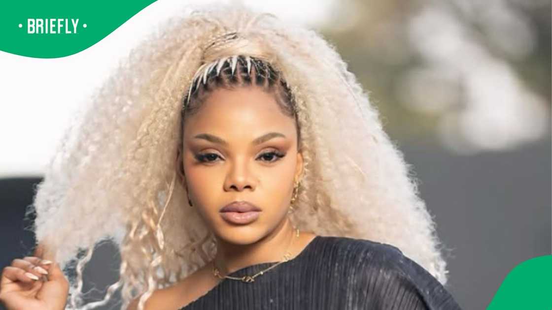 Londie London flaunts makeup-free selfie.