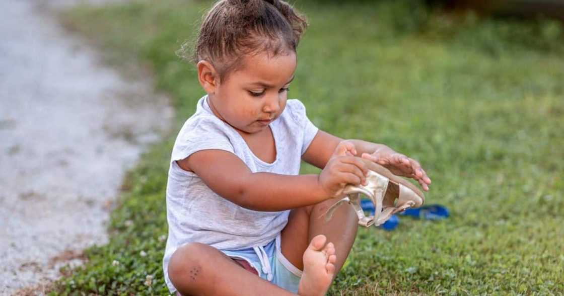 Mom, Photo, Daughter, Shoes, Wrong Way Around, SA, Banana