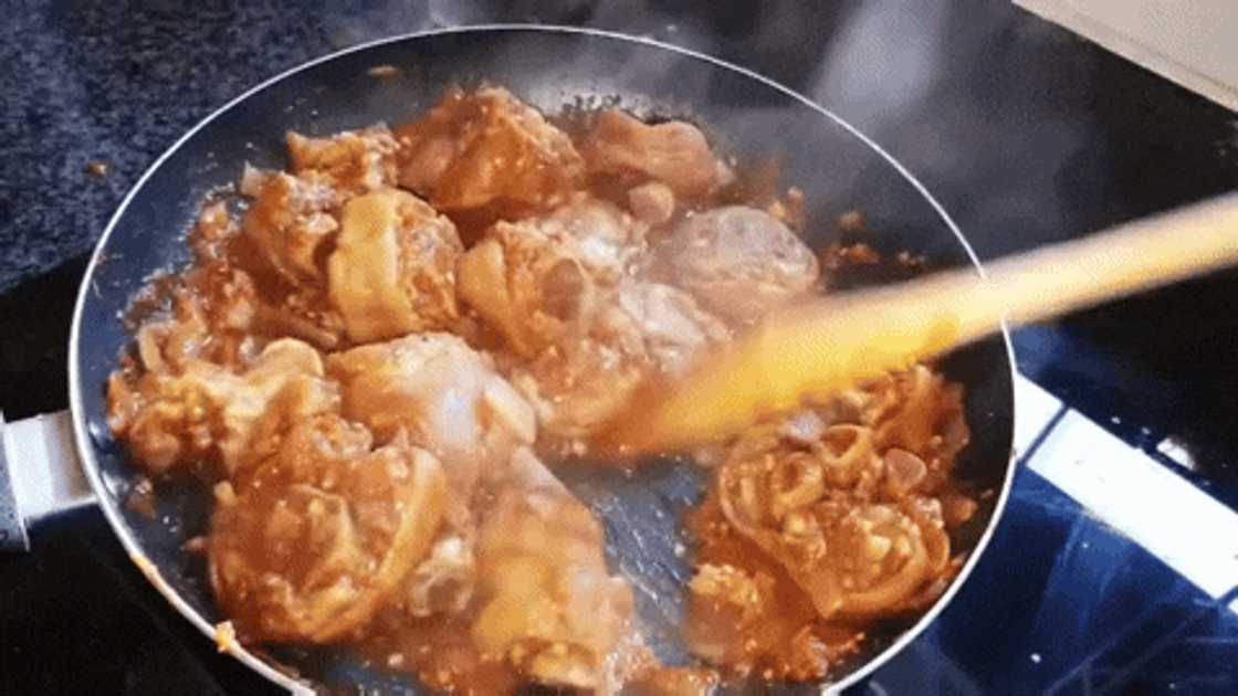 Cooking pig's feet Cooking pig's feet
