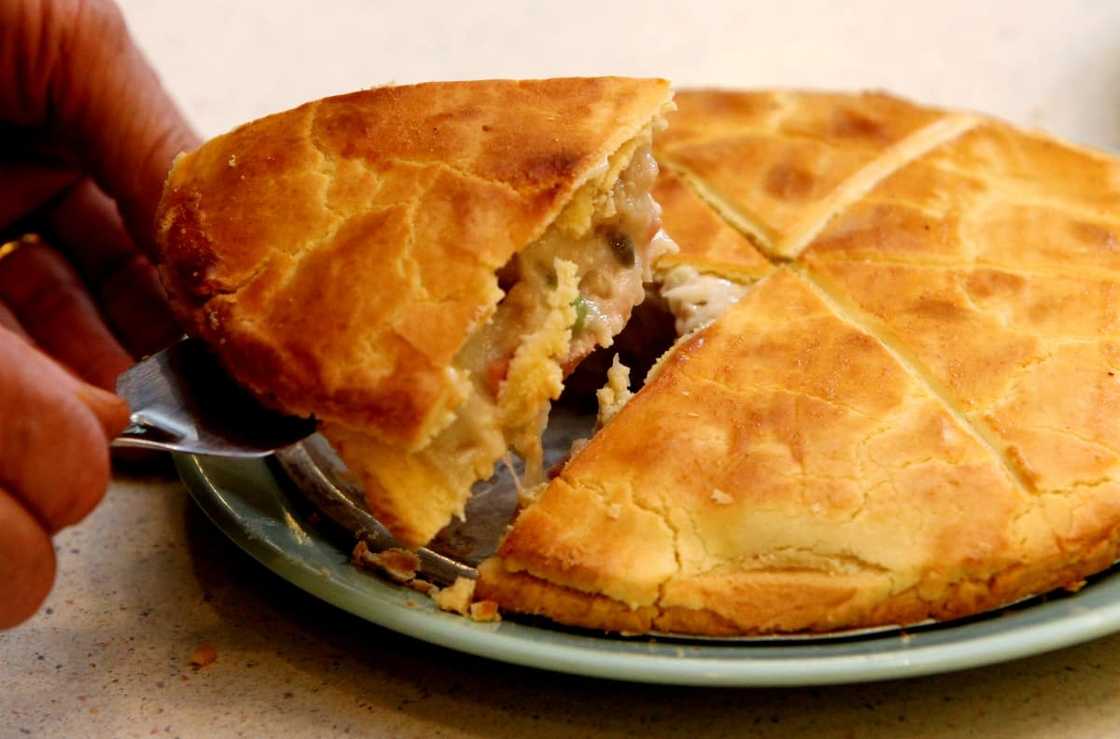 Baie maklike hoenderpastei resep: vulsel, bykosse, deeg Baie maklike hoenderpastei resep: vulsel, bykosse, deeg