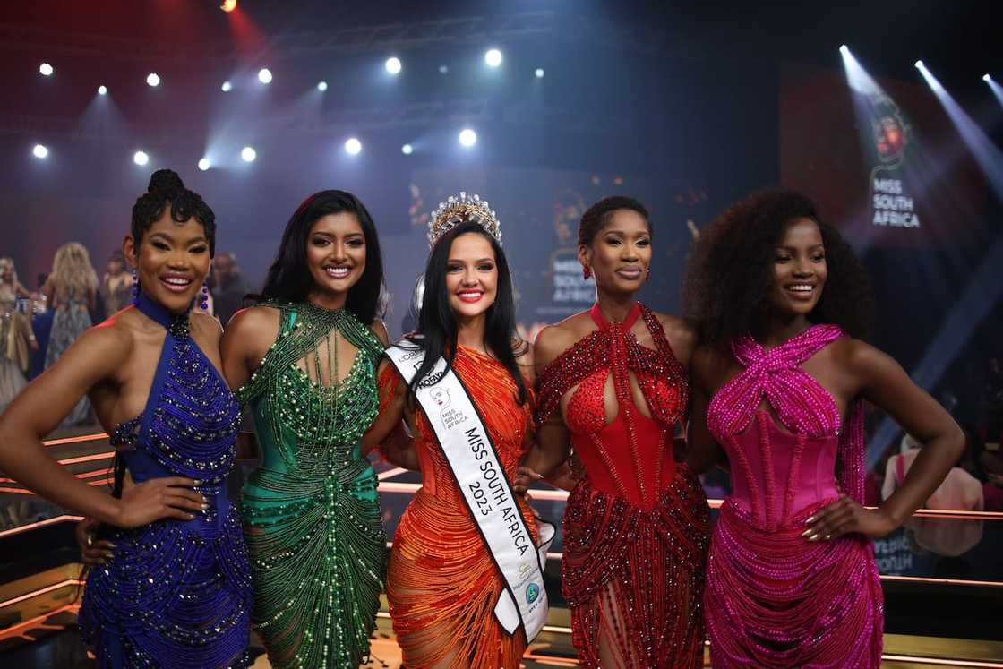Miss SA with the other top 5 contestants. Miss SA with the other top 5 contestants.