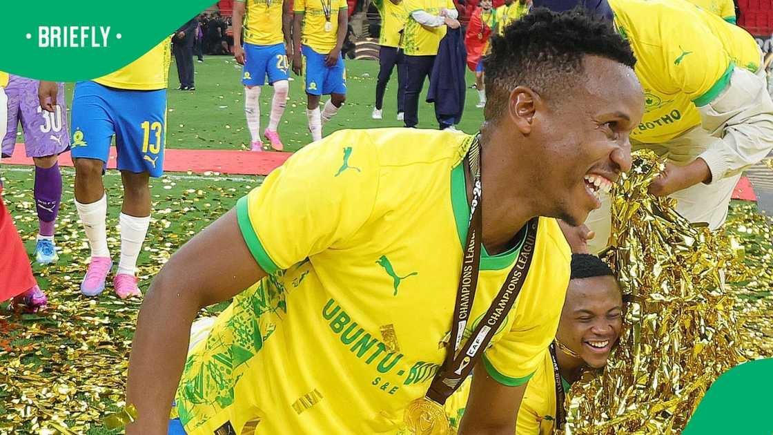 Themba Zwane signs contract extension at Mamelodi Sundowns Themba Zwane signs contract extension at Mamelodi Sundowns