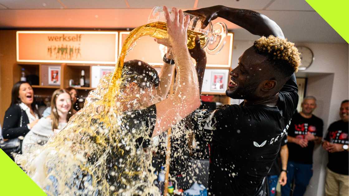 Victor Boniface pouring beer on Xabi Alonso inside Bayer Leverkusen's dressing room. Victor Boniface pouring beer on Xabi Alonso inside Bayer Leverkusen's dressing room.