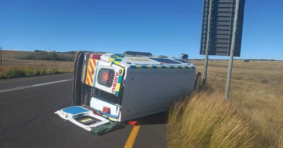 Free State ambulance overturns after hitting a pothole Free State ambulance overturns after hitting a pothole
